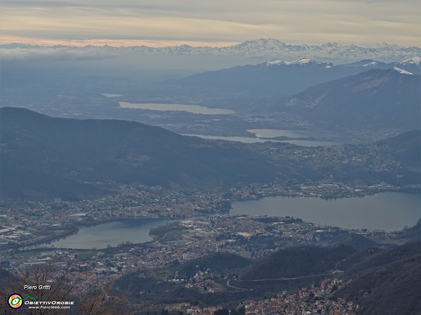 80 Vista sui laghi brianzoli e verso il Monte Rosa.JPG